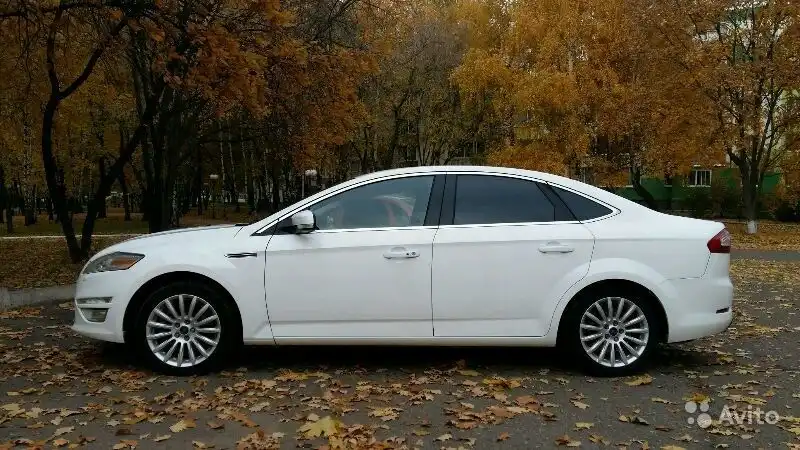 Фото автомобиля FORD MONDEO, 2011 — госномер Е125СУ18. Цвет: Белый