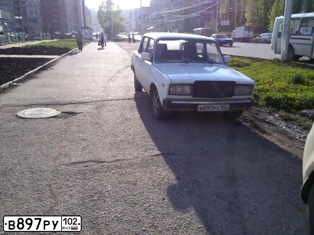 Фото автомобиля LADA 2107, 2003 — госномер В897РУ102. Цвет: ЯРКО-БЕЛЫЙ