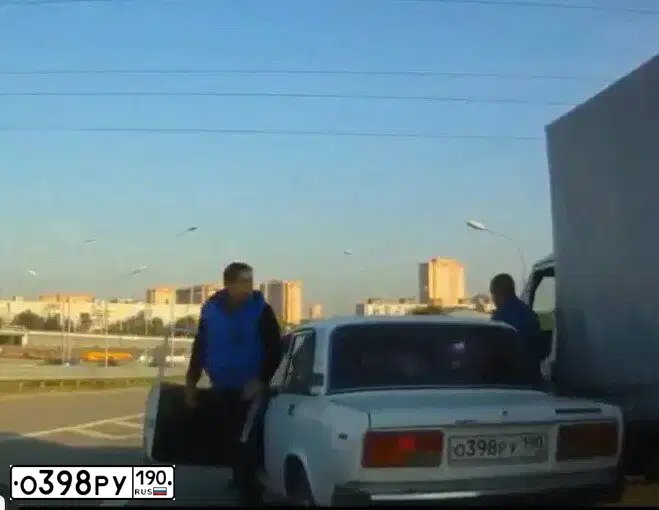 Фото автомобиля LADA 2107, 2004 — госномер О398РУ190. Цвет: БЕЛЫЙ