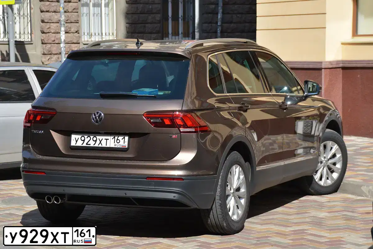 Фото автомобиля VOLKSWAGEN TIGUAN, 2018 — госномер У929ХТ161. Цвет: Коричневый