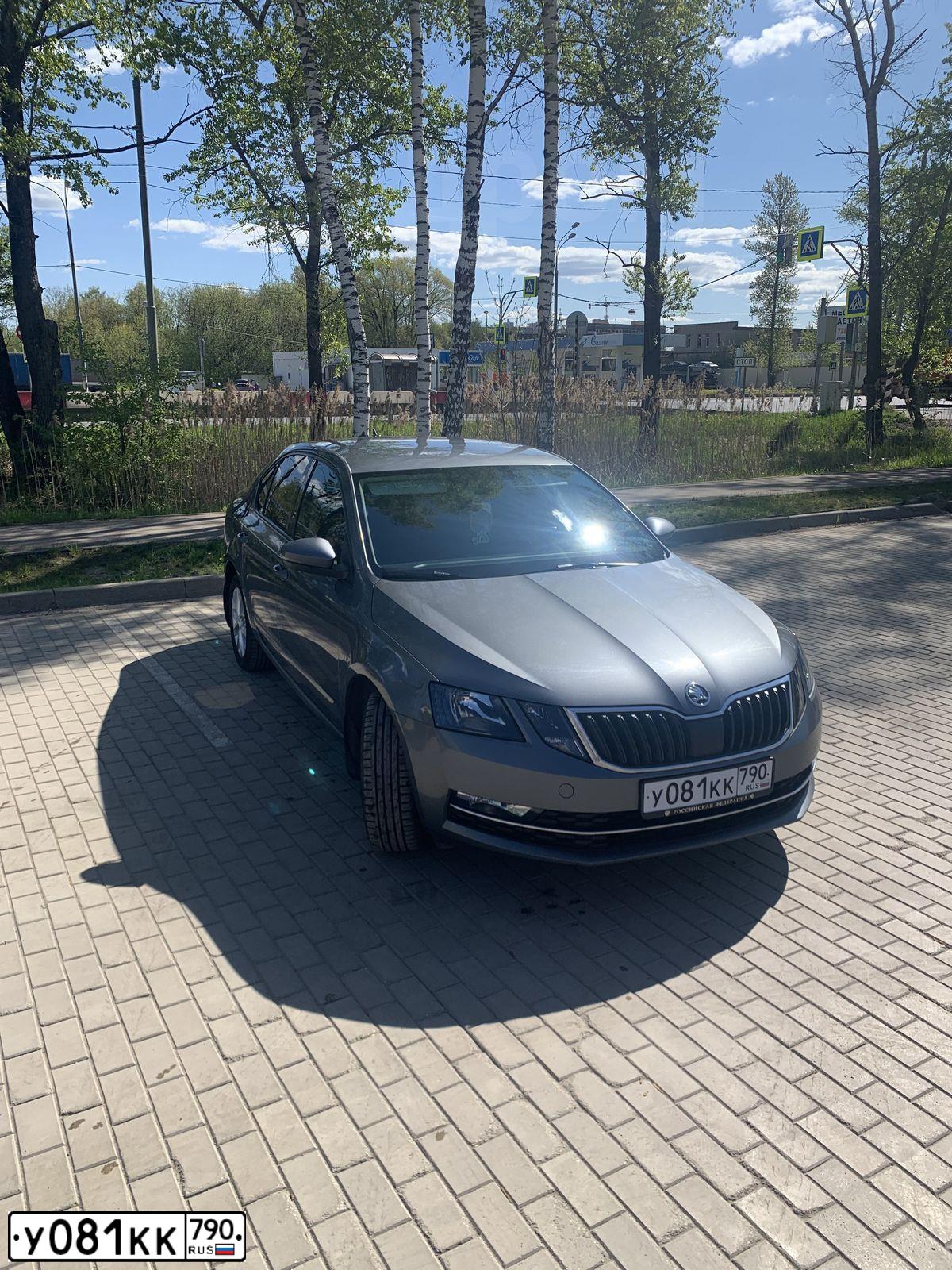 Фото автомобиля ШКОДА ОКТАВИЯ, 2017 — госномер М366АН250. Цвет: темно-серый