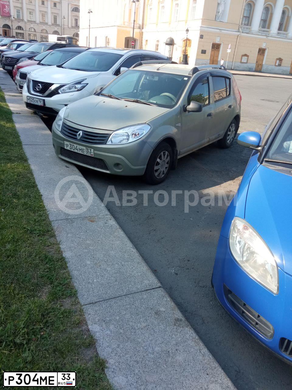 Фото автомобиля RENAULT SANDERO, 2011 — госномер Р304МЕ33. Цвет: БЕЖЕВЫЙ
