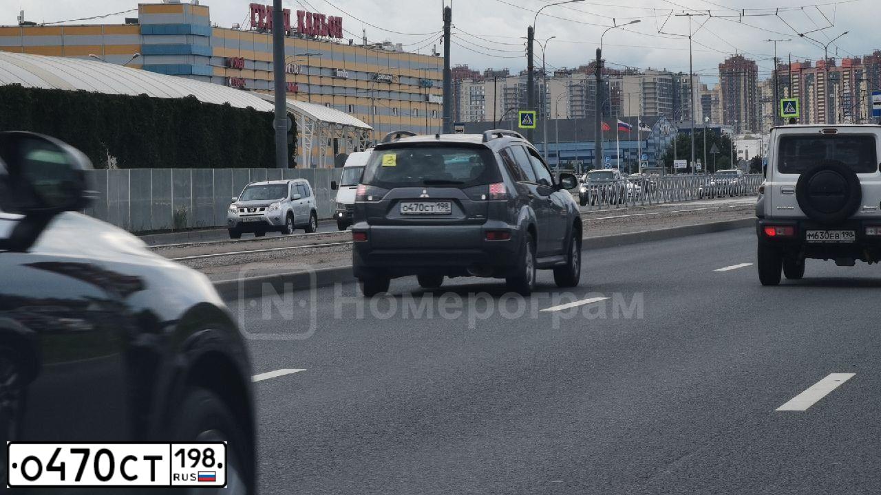 Фото автомобиля MITSUBISHI OUTLANDER, 2011 — госномер У555ЕВ98. Цвет: СЕРЫЙ