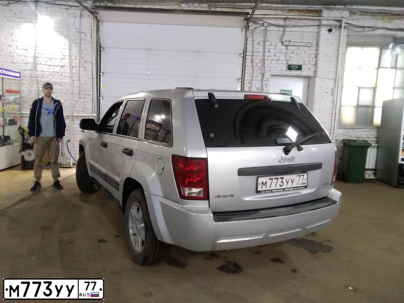 Фото автомобиля JEEP GRAND CHEROKEE, 2004 — госномер О626ТХ797. Цвет: Серый