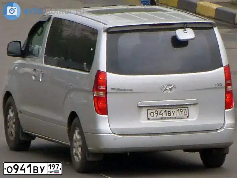 Фото автомобиля HYUNDAI GRAND STAREX, 2007 — госномер М922ОА198. Цвет: СЕРЫЙ