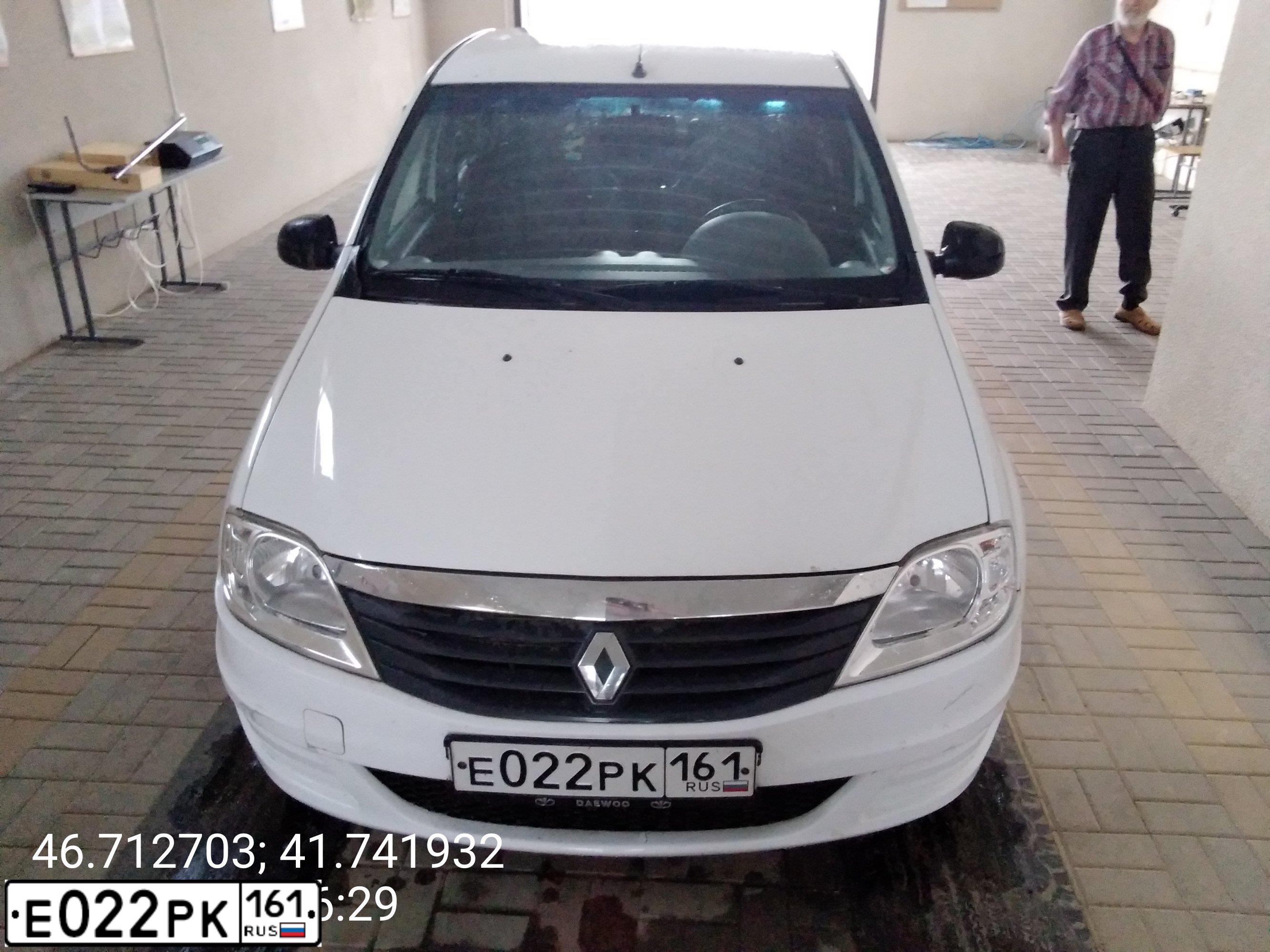 Фото автомобиля RENAULT LOGAN, 2011 — госномер Р281АА250. Цвет: Белый
