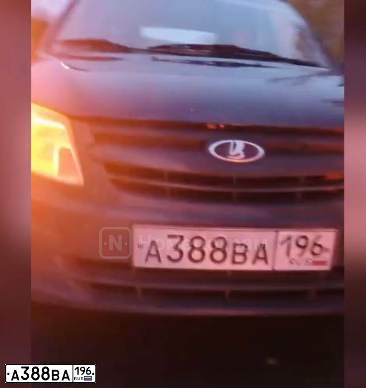 Фото автомобиля LADA 2190 GRANTA, 2013 — госномер А388ВА196. Цвет: синий