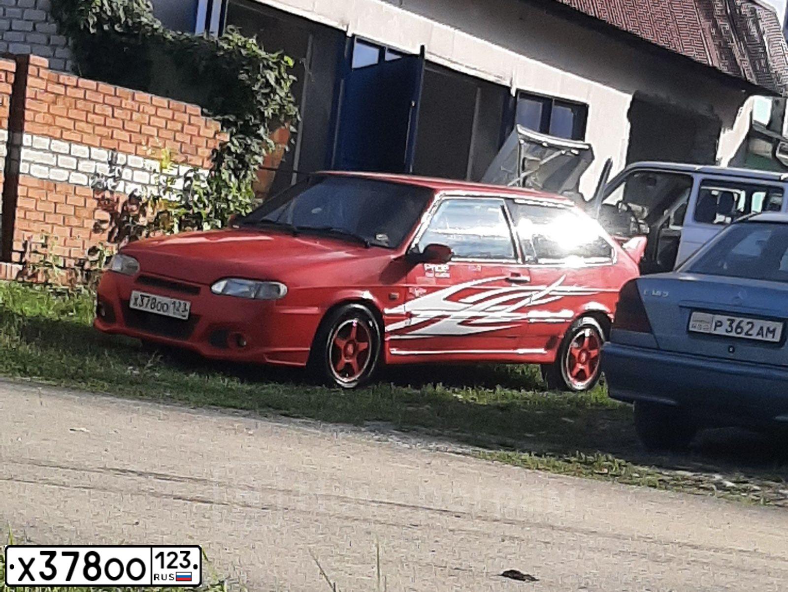 Фото автомобиля LADA FS045L 211340, 2010 — госномер Е252РМ08. Цвет: КРАСНЫЙ