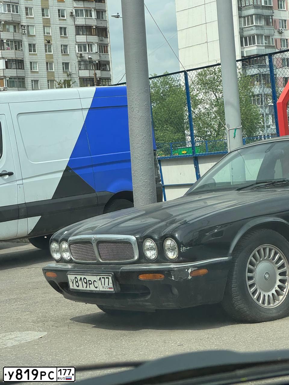 Фото автомобиля JAGUAR XJ-SERIE, 1999 — госномер У819РС177. Цвет: ЧЕРНЫЙ