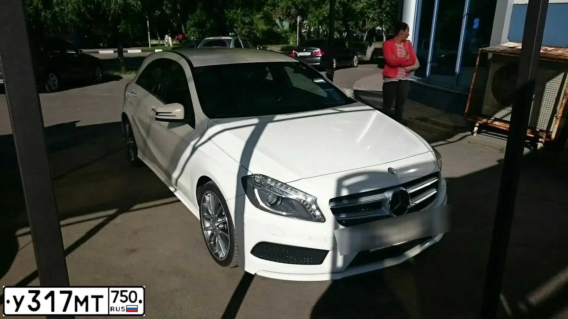 Фото автомобиля MERCEDES A-KLASSE, 2015 — госномер О974АР977. Цвет: Белый