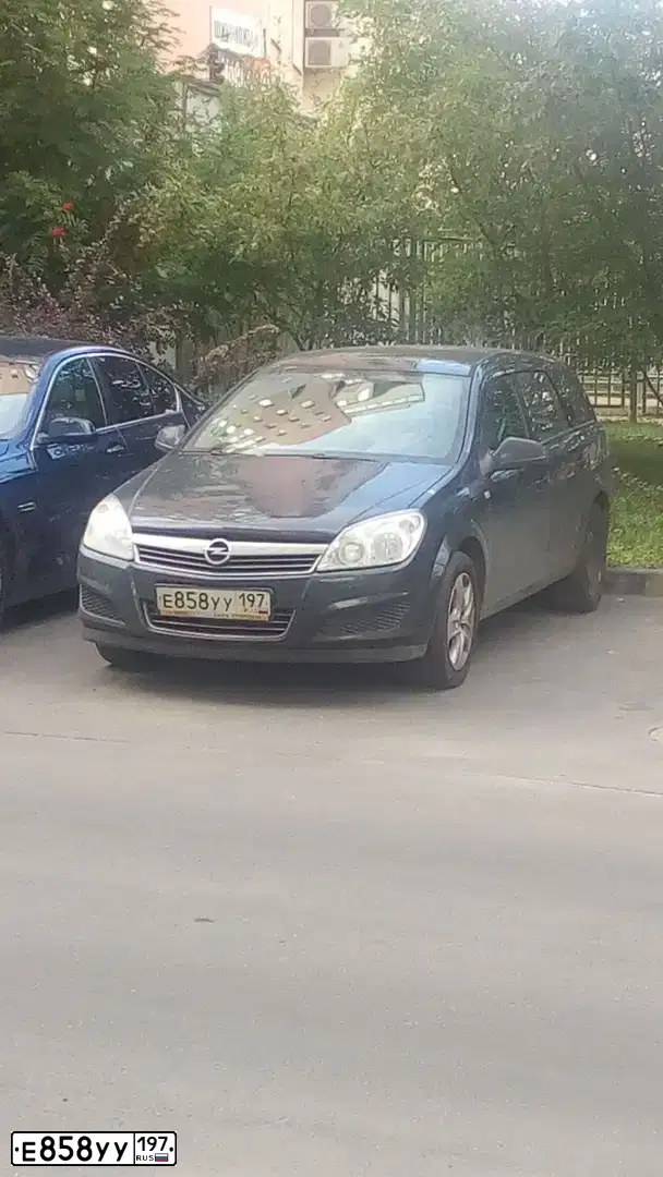 Фото автомобиля OPEL ASTRA, 2012 — госномер Е858УУ197. Цвет: ЧЕРНЫЙ