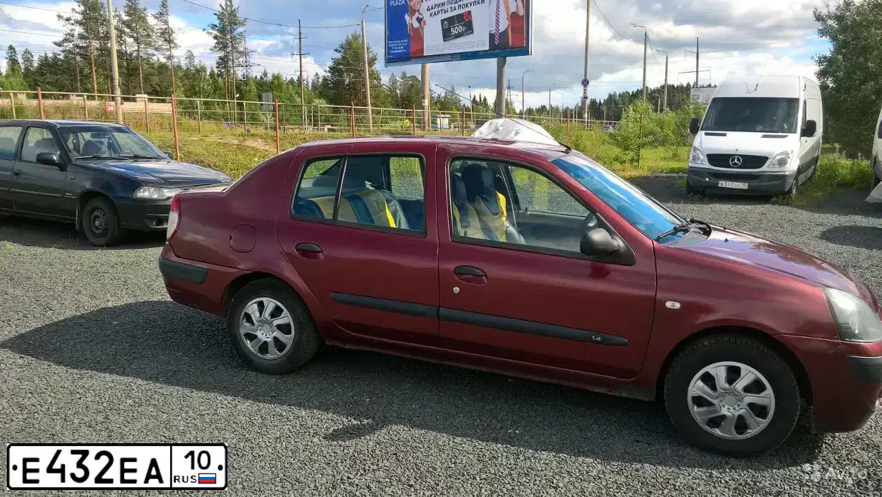 Фото автомобиля RENAULT SYMBOL, 2005 — госномер Е432ЕА10. Цвет: Красный