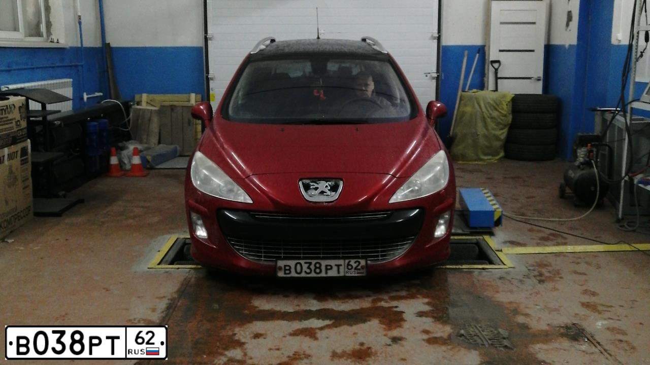 Фото автомобиля PEUGEOT 308, 2008 — госномер В038РТ62. Цвет: КРАСНЫЙ