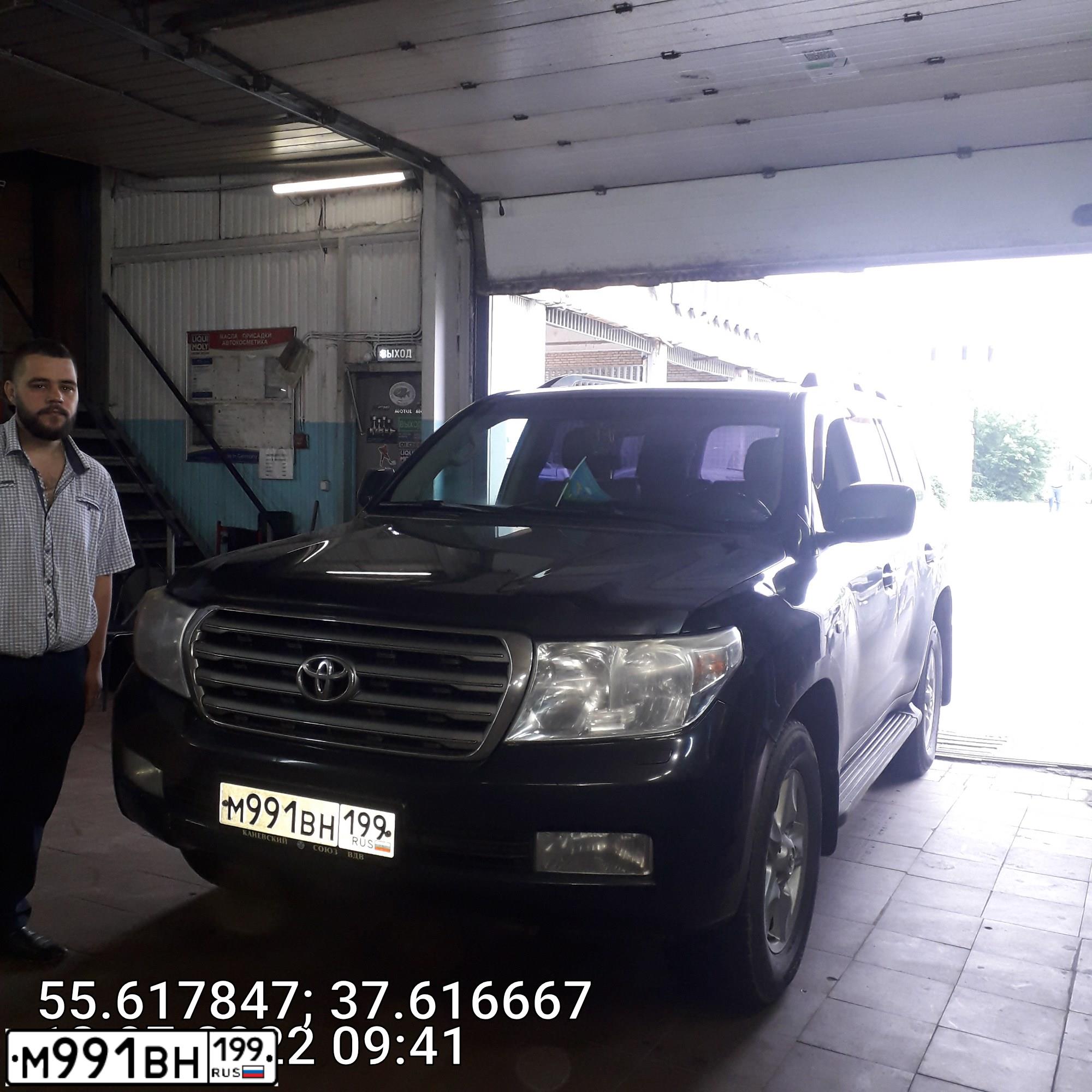 Фото автомобиля TOYOTA LANDCRUISER 200, 2009 — госномер М991ВН199. Цвет: ЧЕРНЫЙ