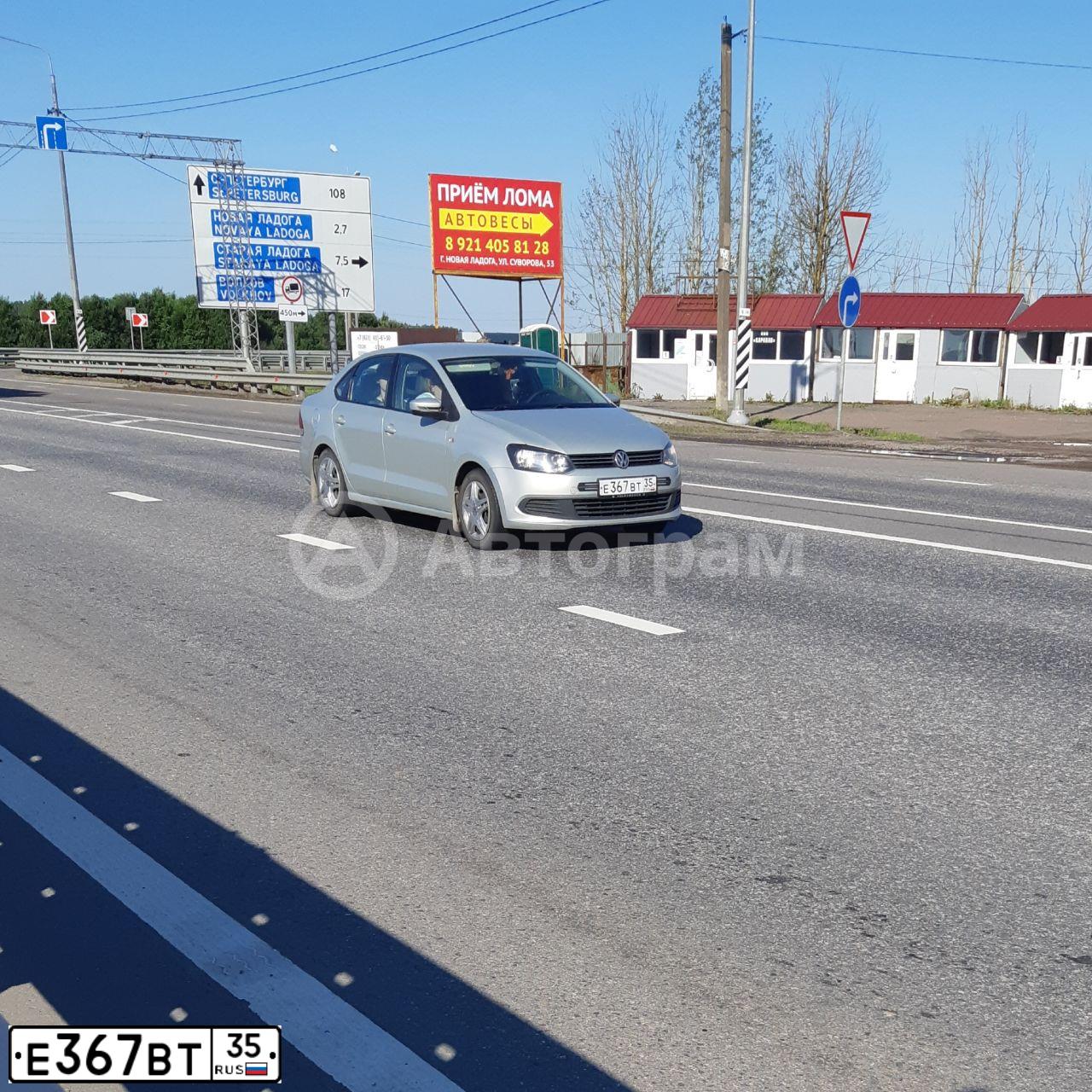 Фото автомобиля VOLKSWAGEN POLO, 2013 — госномер Е367ВТ35. Цвет: СЕРЕБРИСТО-ЖЕЛТЫЙ