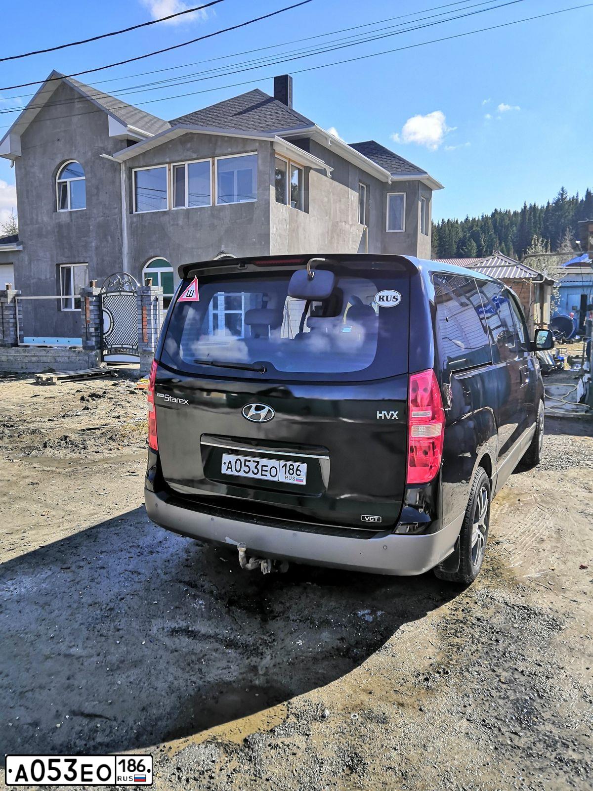 Фото автомобиля HYUNDAI GRAND STAREX, 2011 — госномер Е644ВН774. Цвет: ЧЕРНЫЙ СЕРЫЙ