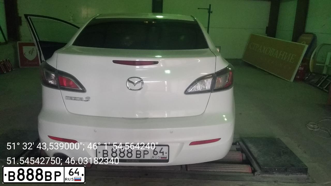 Фото автомобиля MAZDA 3, 2013 — госномер В888ВР64. Цвет: БЕЛЫЙ