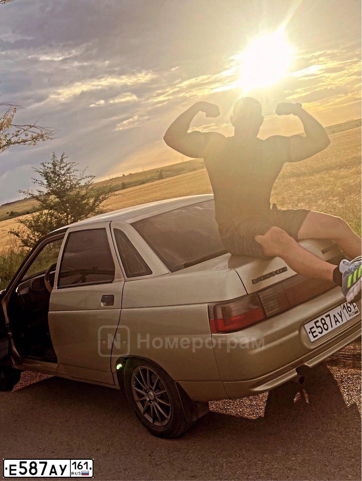Фото автомобиля LADA 2110, 2001 — госномер Е587АУ161. Цвет: СЕРЕБРИСТО-БЕЖЕВЫЙ