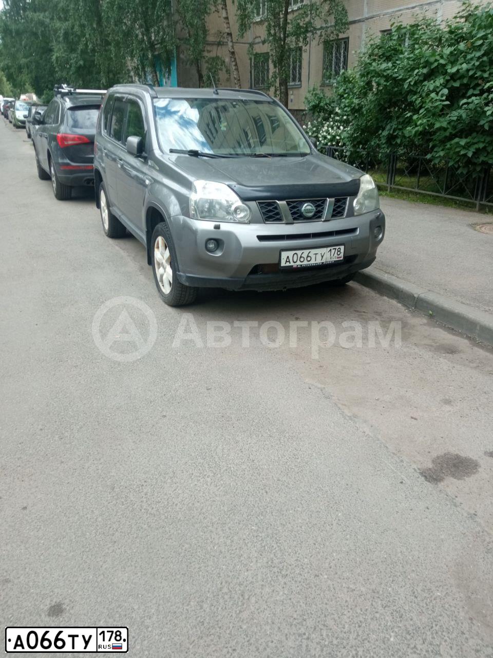 Фото автомобиля NISSAN X-TRAIL, 2010 — госномер А066ТУ178. Цвет: СЕРЫЙ