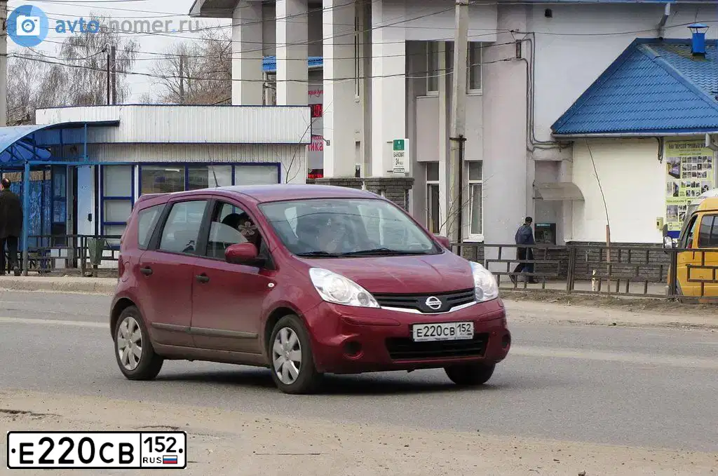 Фото автомобиля NISSAN NOTE, 2011 — госномер Н303НТ152. Цвет: КРАСНЫЙ