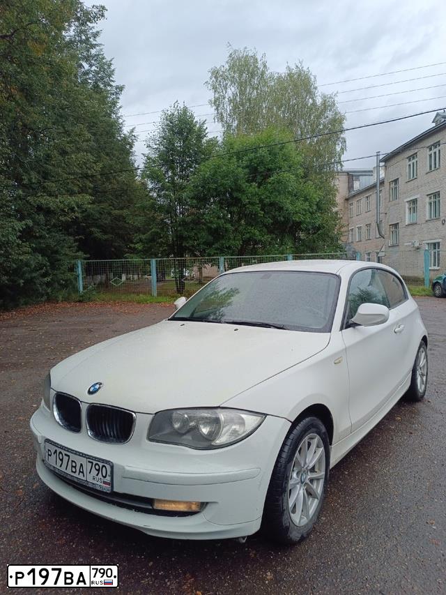 Фото автомобиля BMW SERIE 1, 2011 — госномер Р197ВА790. Цвет: Белый