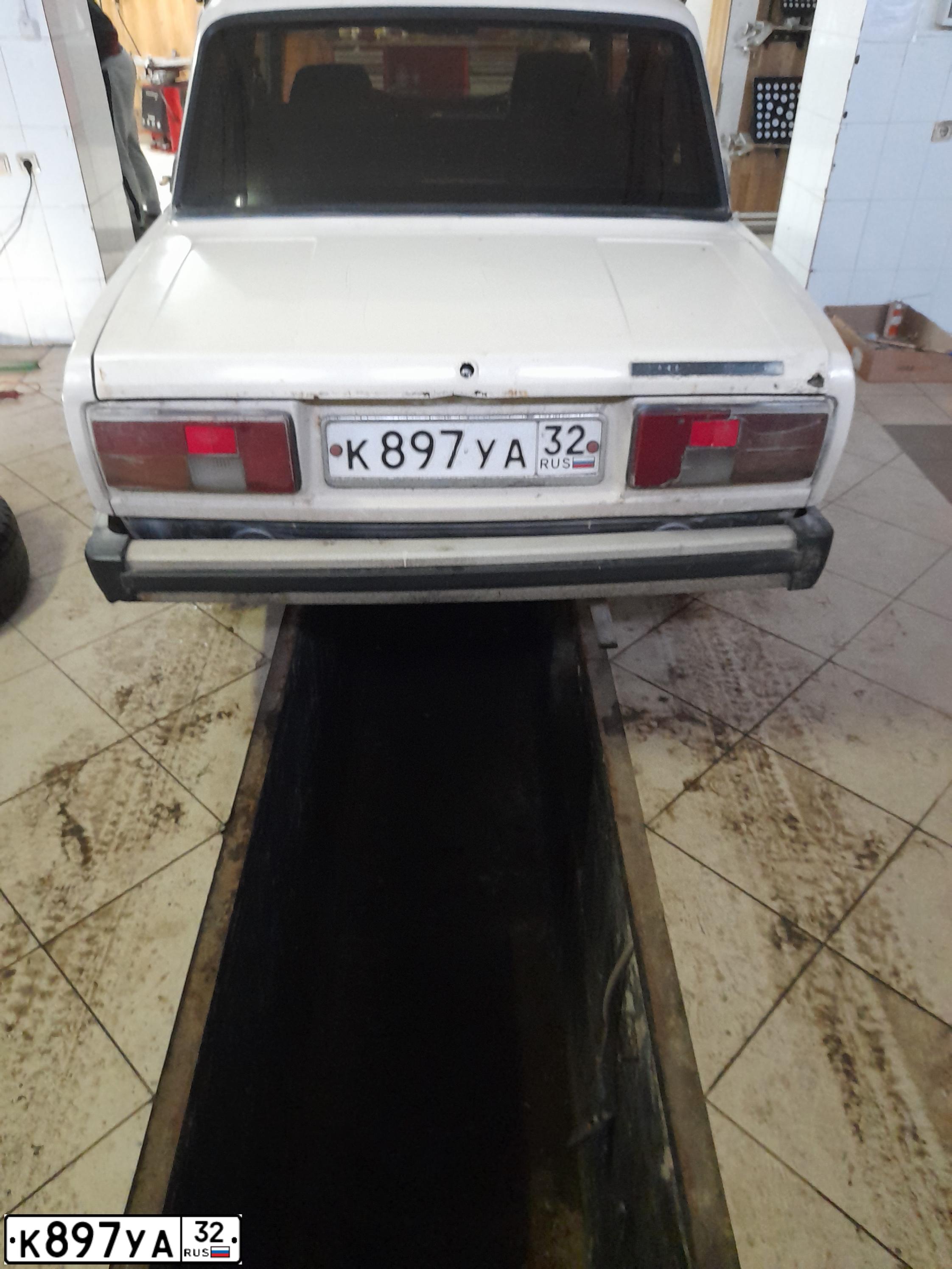 Фото автомобиля LADA 2105, 1994 — госномер К223ЕО77. Цвет: Белый