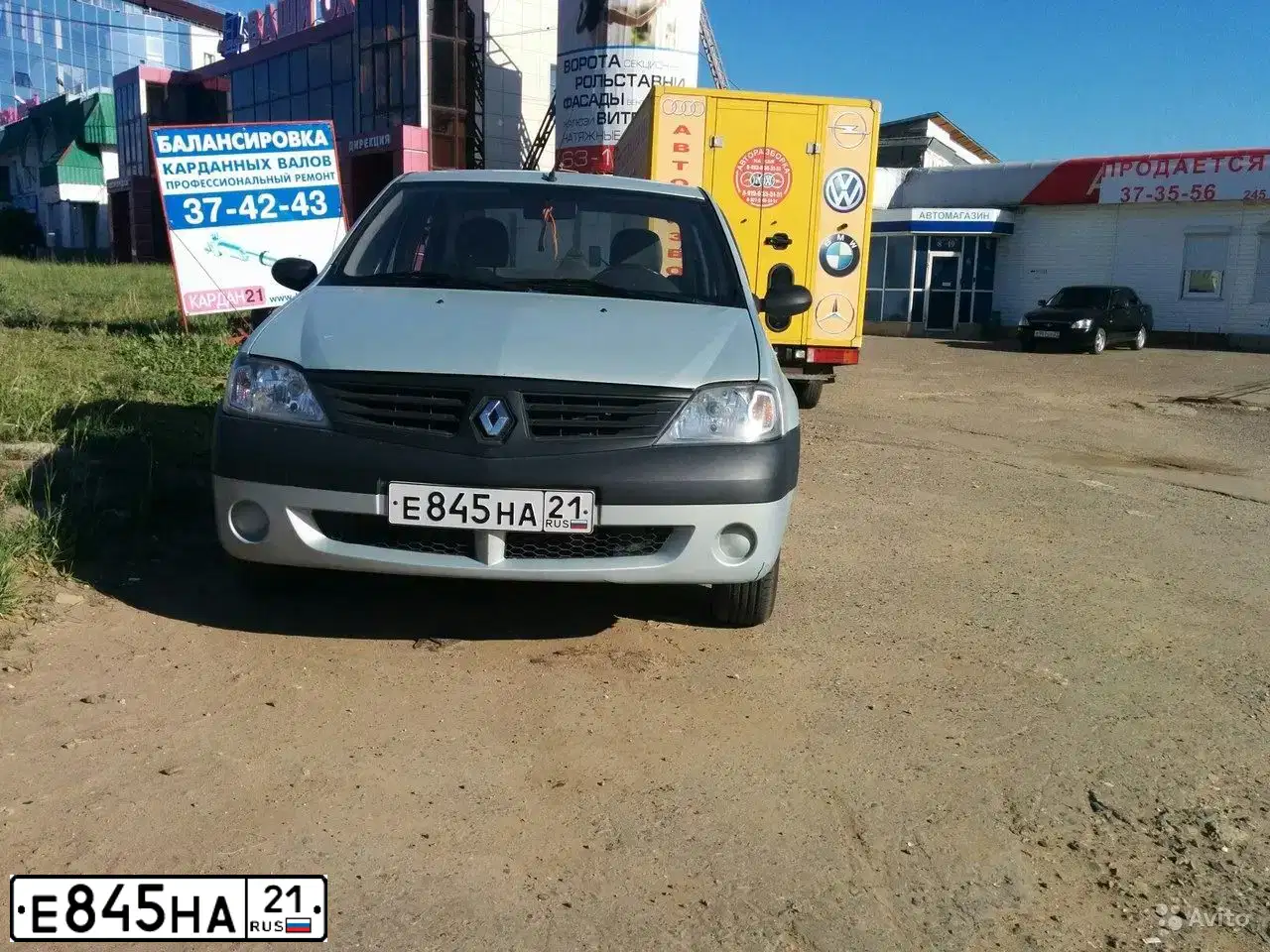 Фото автомобиля RENAULT LOGAN, 2009 — госномер Е845НА21. Цвет: Серый