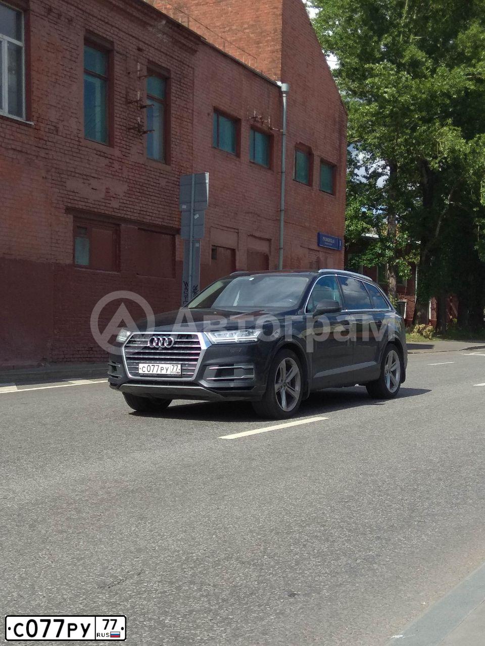Фото автомобиля AUDI Q7, 2017 — госномер С077РУ77. Цвет: ЧЕРНЫЙ