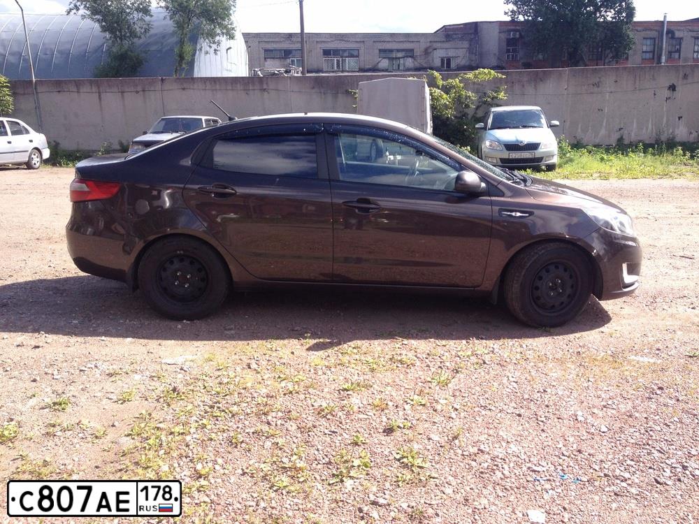 Фото автомобиля KIA RIO, 2014 — госномер О633ХС161. Цвет: Коричневый