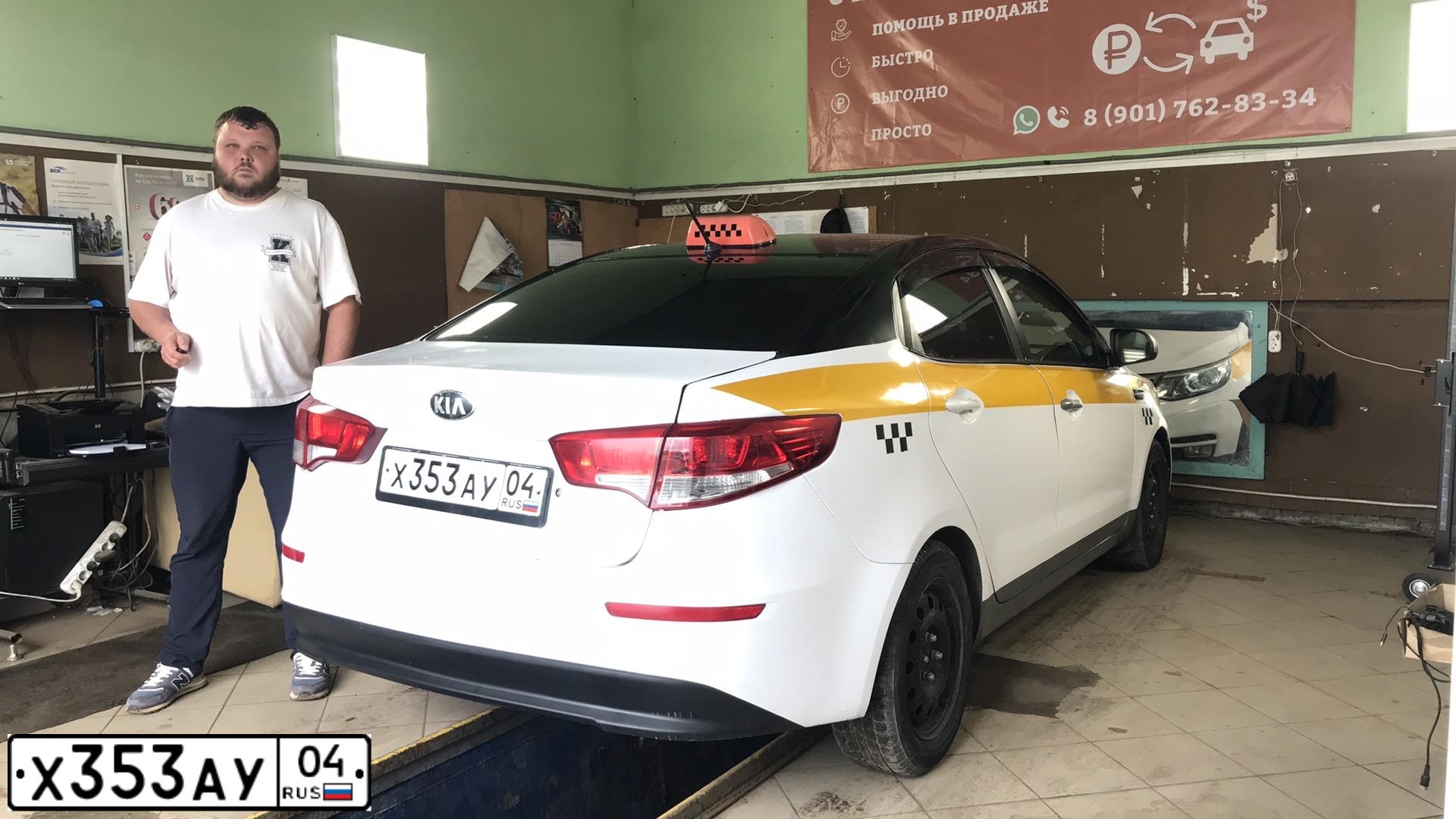 Фото автомобиля KIA RIO, 2016 — госномер М158СР799. Цвет: БЕЛЫЙ-ЖЕЛТЫЙ-СЕРЫЙ