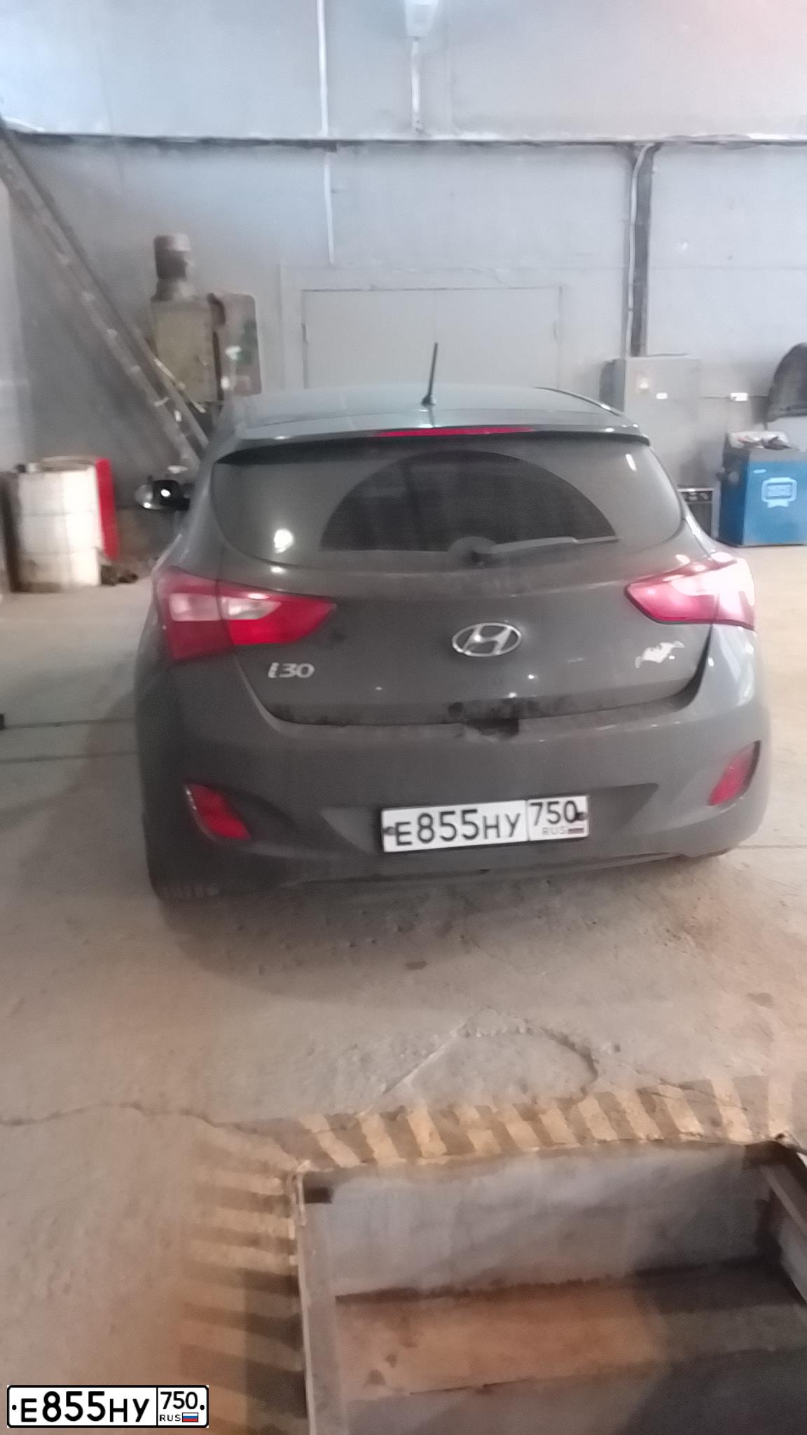 Фото автомобиля HYUNDAI I30, 2016 — госномер Е855НУ750. Цвет: ТЕМНО-КОРИЧНЕВЫЙ