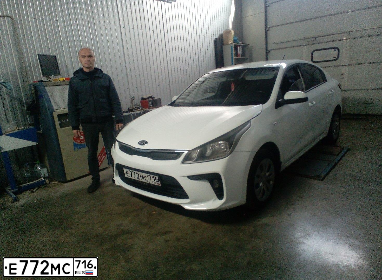 Фото автомобиля KIA RIO, 2019 — госномер С713ОТ716. Цвет: Белый