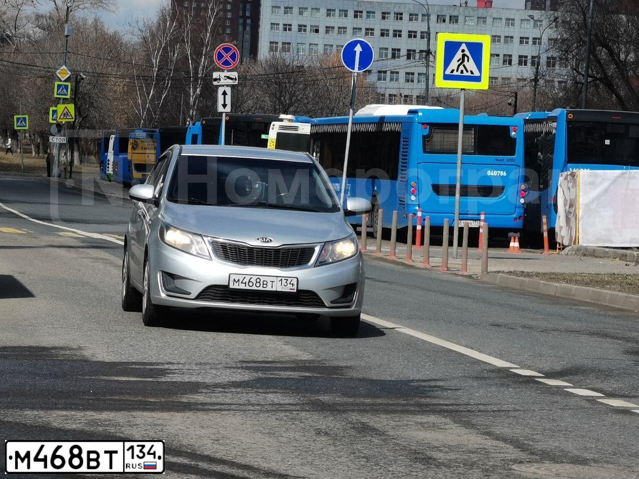 Фото автомобиля KIA RIO, 2013 — госномер Е996УН799. Цвет: СЕРЕБРИСТЫЙ