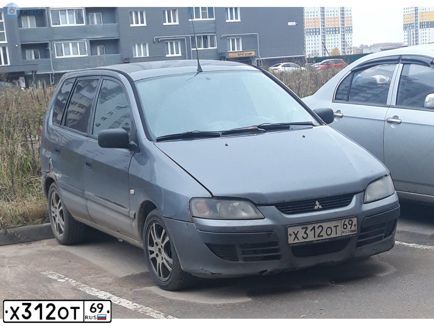 Фото автомобиля MITSUBISHI SPACE STAR, 2004 — госномер Е241ТР69. Цвет: СЕРЫЙ