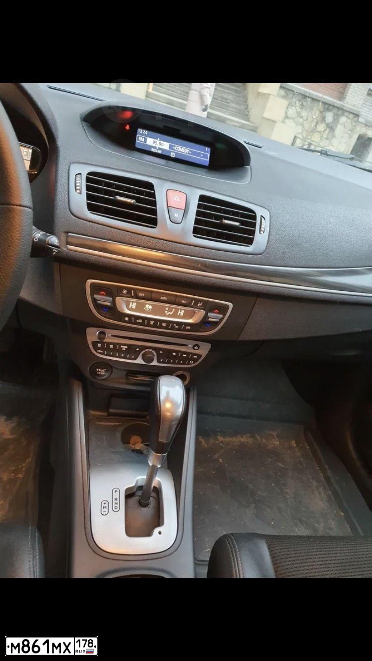 Фото автомобиля RENAULT MEGANE, 2011 — госномер М861МХ178. Цвет: Светло-Серо-Голубой