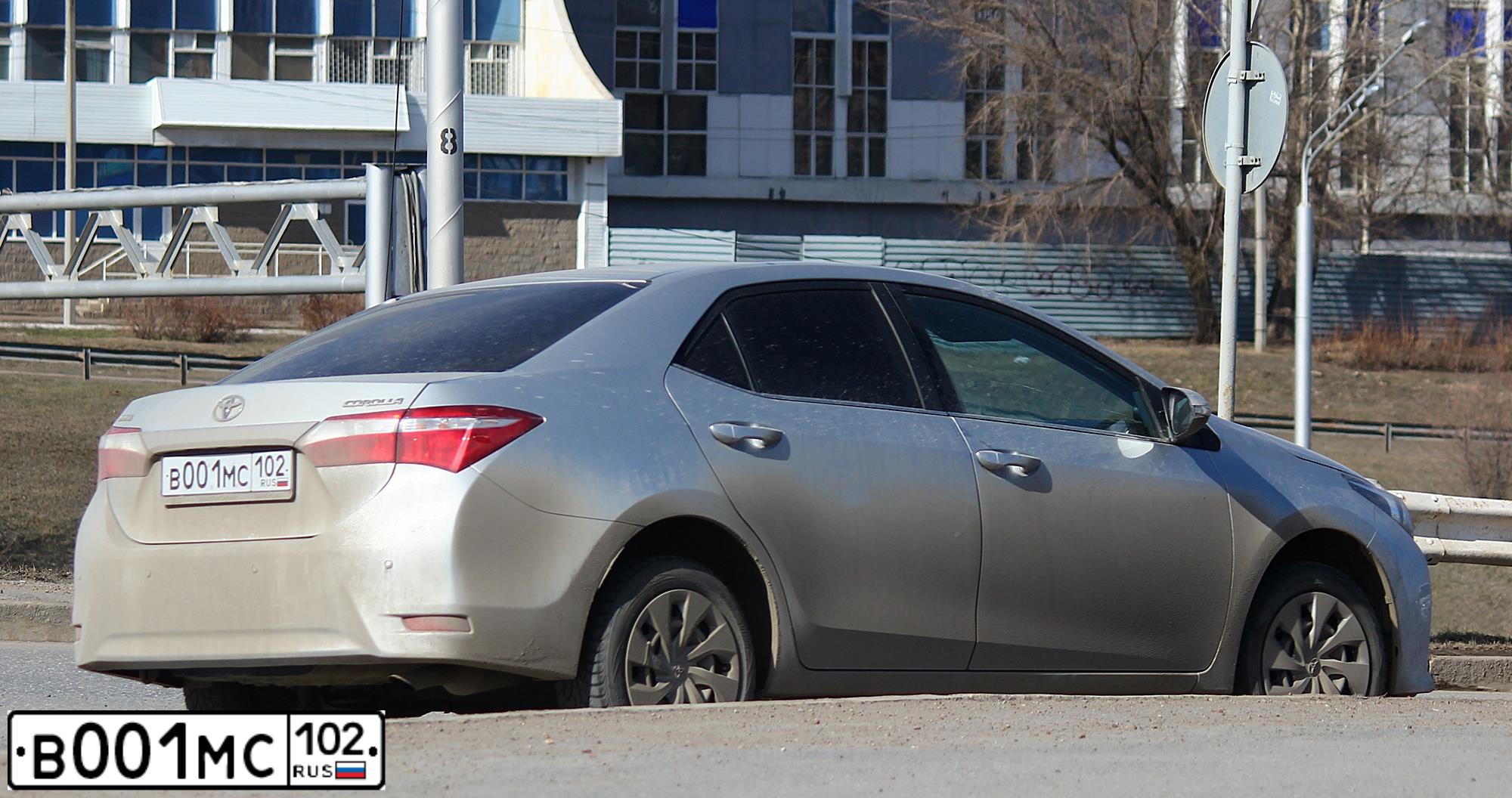 Фото автомобиля TOYOTA CAMRY, 2018 — госномер В001МС102. Цвет: БЕЛЫЙ ПЕРЛАМУТР