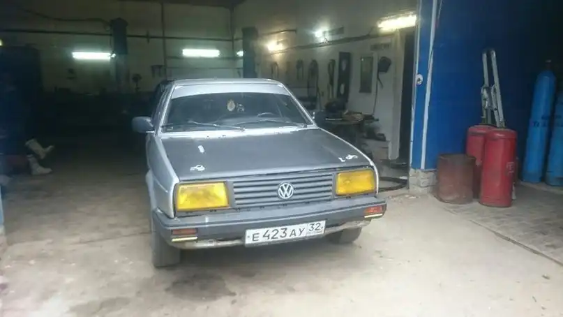 Фото автомобиля VOLKSWAGEN JETTA, 1988 — госномер О878ХТ99. Цвет: БЕЛЫЙ СЕРЕБРИСТЫЙ