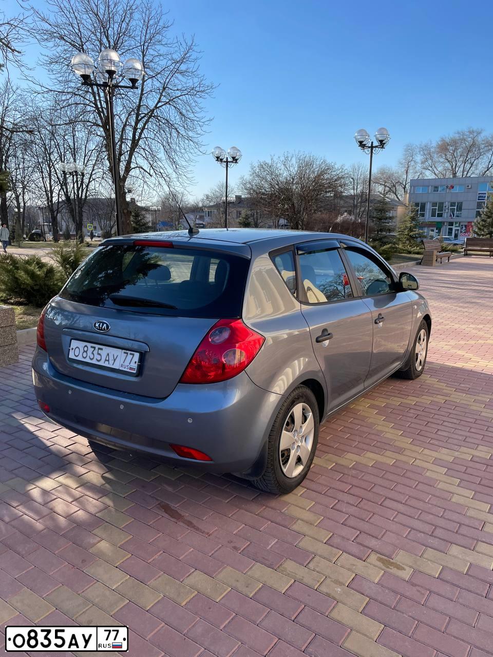 Фото автомобиля KIA CEE'D, 2008 — госномер О692ТВ190. Цвет: синий