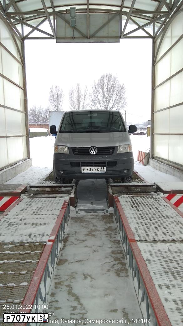 Фото автомобиля VOLKSWAGEN TRANSPORTER, 2004 — госномер Р707УК63. Цвет: СЕРЕБРИСТЫЙ