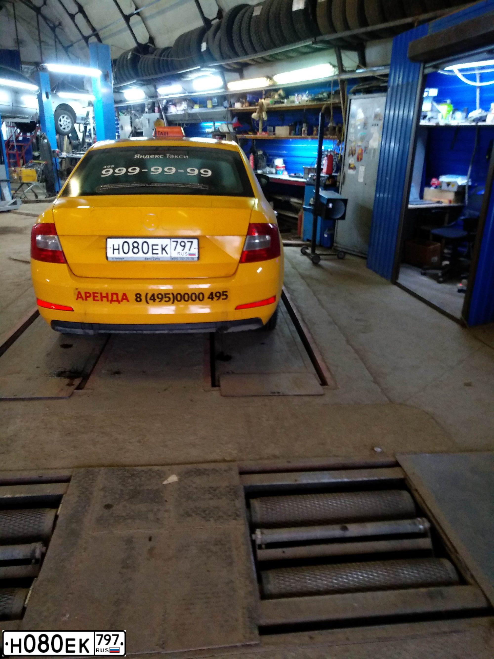 Фото автомобиля SKODA OCTAVIA, 2016 — госномер Р070ЕУ186. Цвет: ЖЁЛТЫЙ