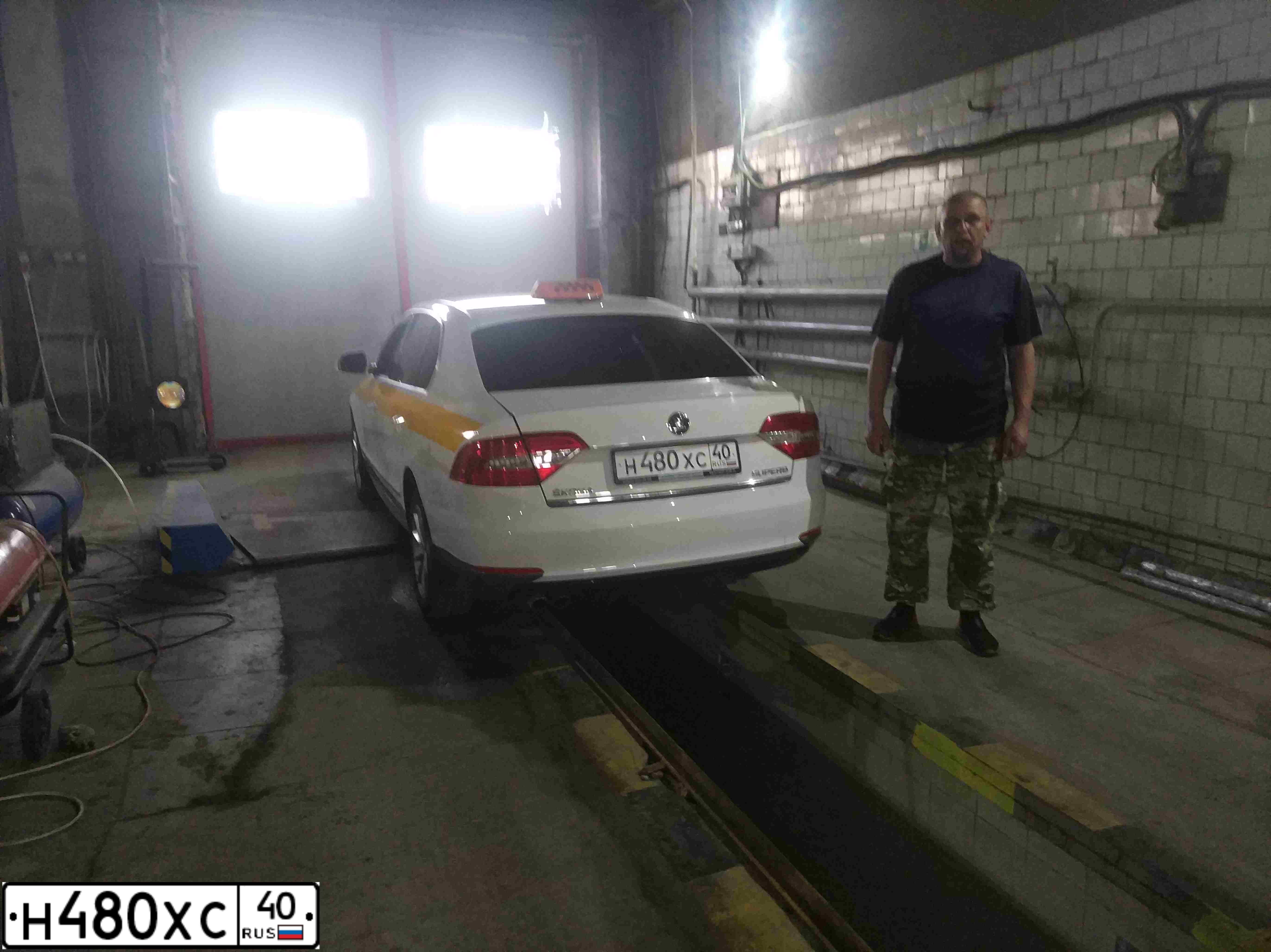 Фото автомобиля SKODA SUPERB, 2014 — госномер К770УЕ790. Цвет: БЕЛЫЙ