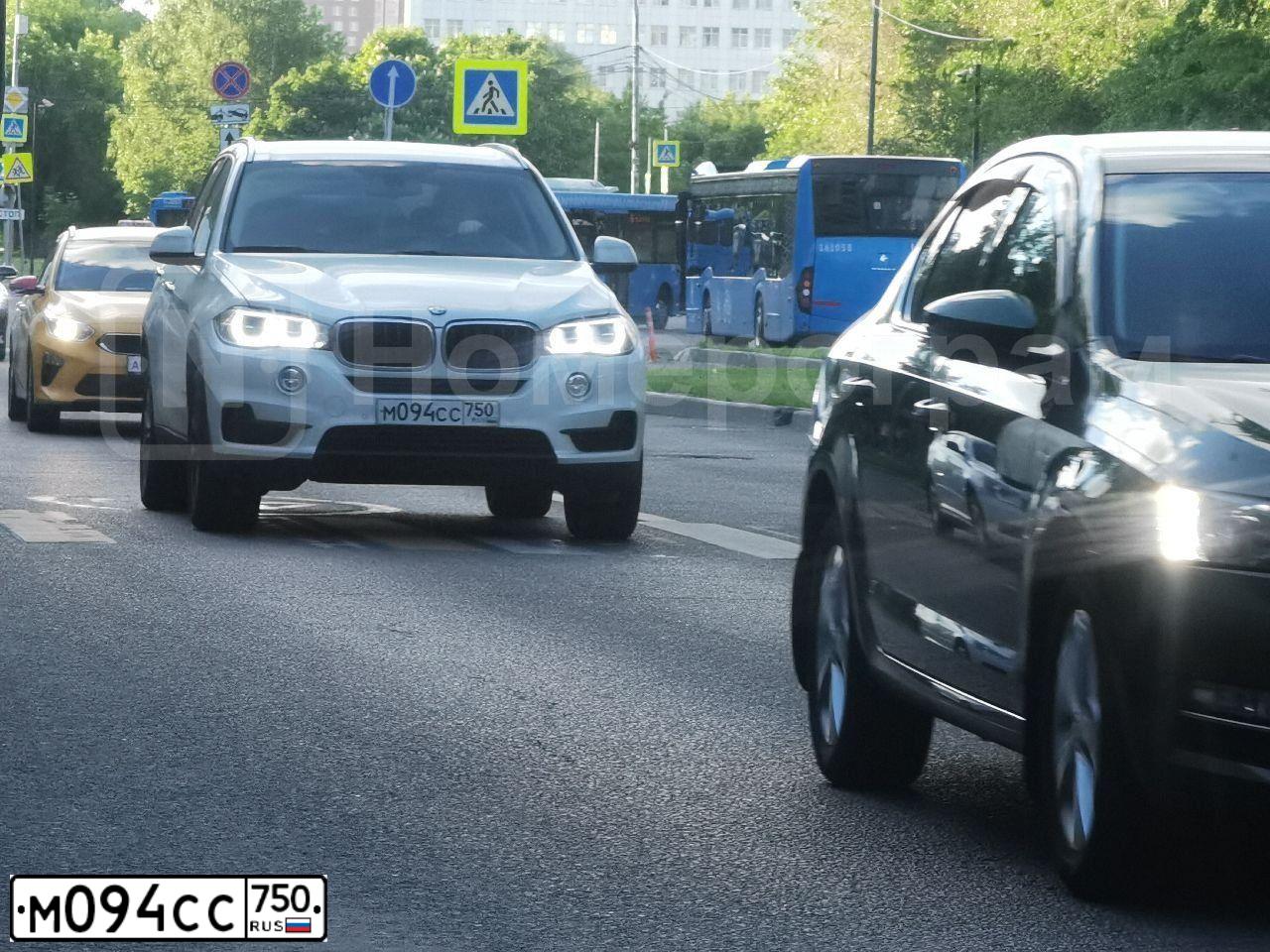 Фото автомобиля BMW X5, 2018 — госномер М094СС750. Цвет: БЕЛЫЙ