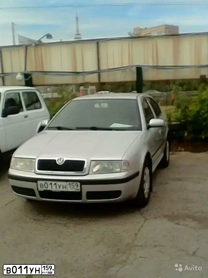 Фото автомобиля SKODA OCTAVIA, 2008 — госномер Е264ХК196. Цвет: Серебристый