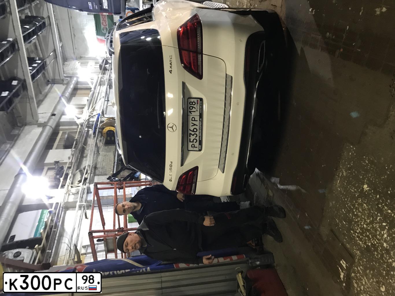 Фото автомобиля MERCEDES GLE-KLASSE, 2016 — госномер К300РС98. Цвет: Белый