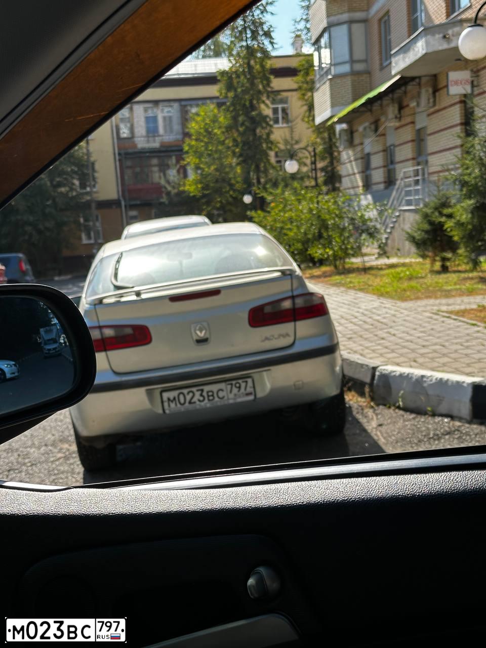 Фото автомобиля RENAULT LAGUNA, 2001 — госномер Х596РХ31