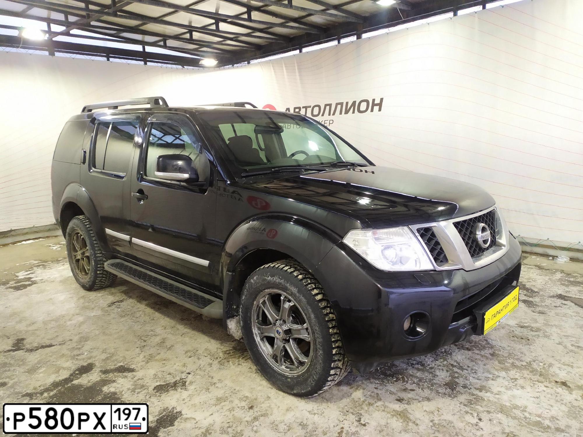 Фото автомобиля NISSAN PATHFINDER, 2011 — госномер Р580РХ197. Цвет: ЧЕРНЫЙ