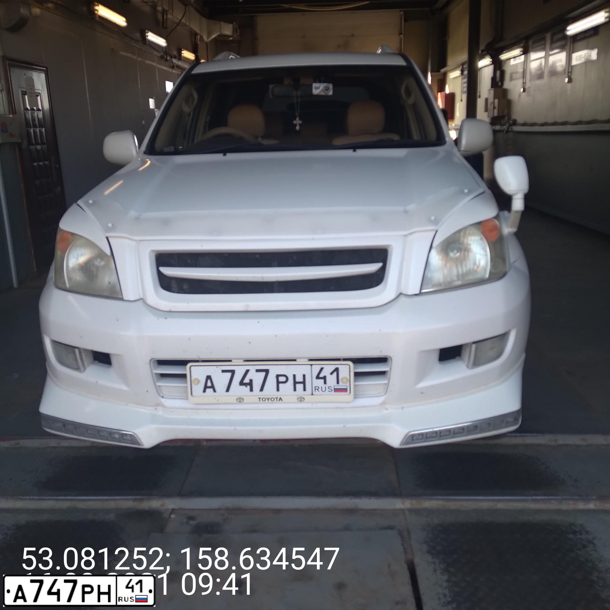 Фото автомобиля TOYOTA LANDCRUISER, 2001 — госномер М777СР150. Цвет: СЕРЫЙ