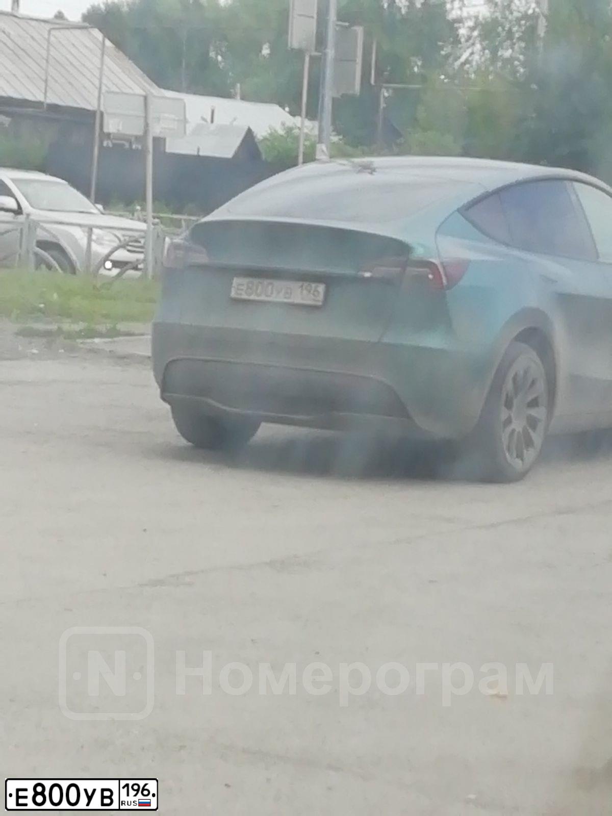 Фото автомобиля VOLKSWAGEN TIGUAN, 2015 — госномер Е800УВ196. Цвет: ТЕМНО-СИНИЙ