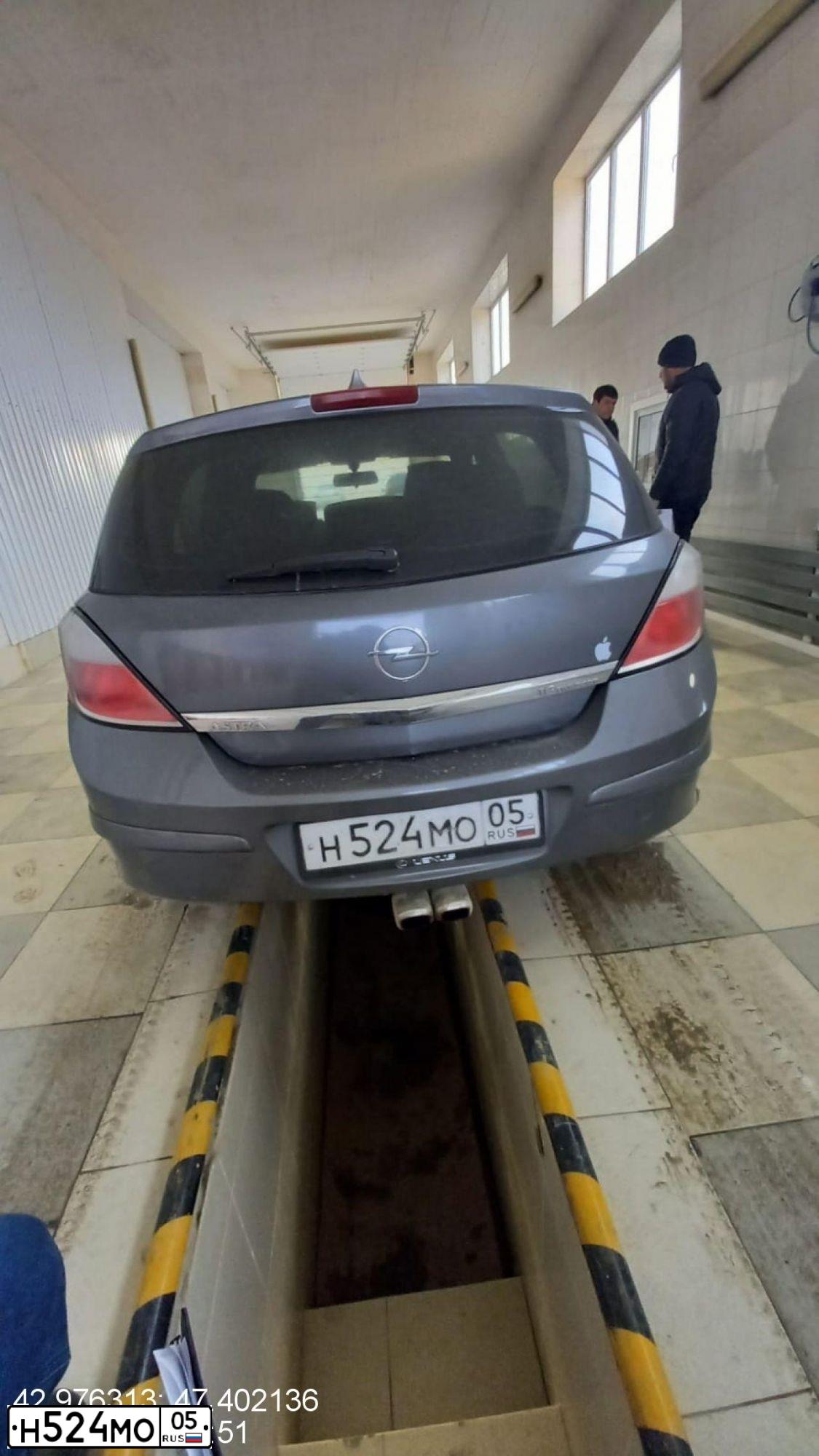 Фото автомобиля OPEL ASTRA, 2005 — госномер Н524МО05. Цвет: СЕРЫЙ