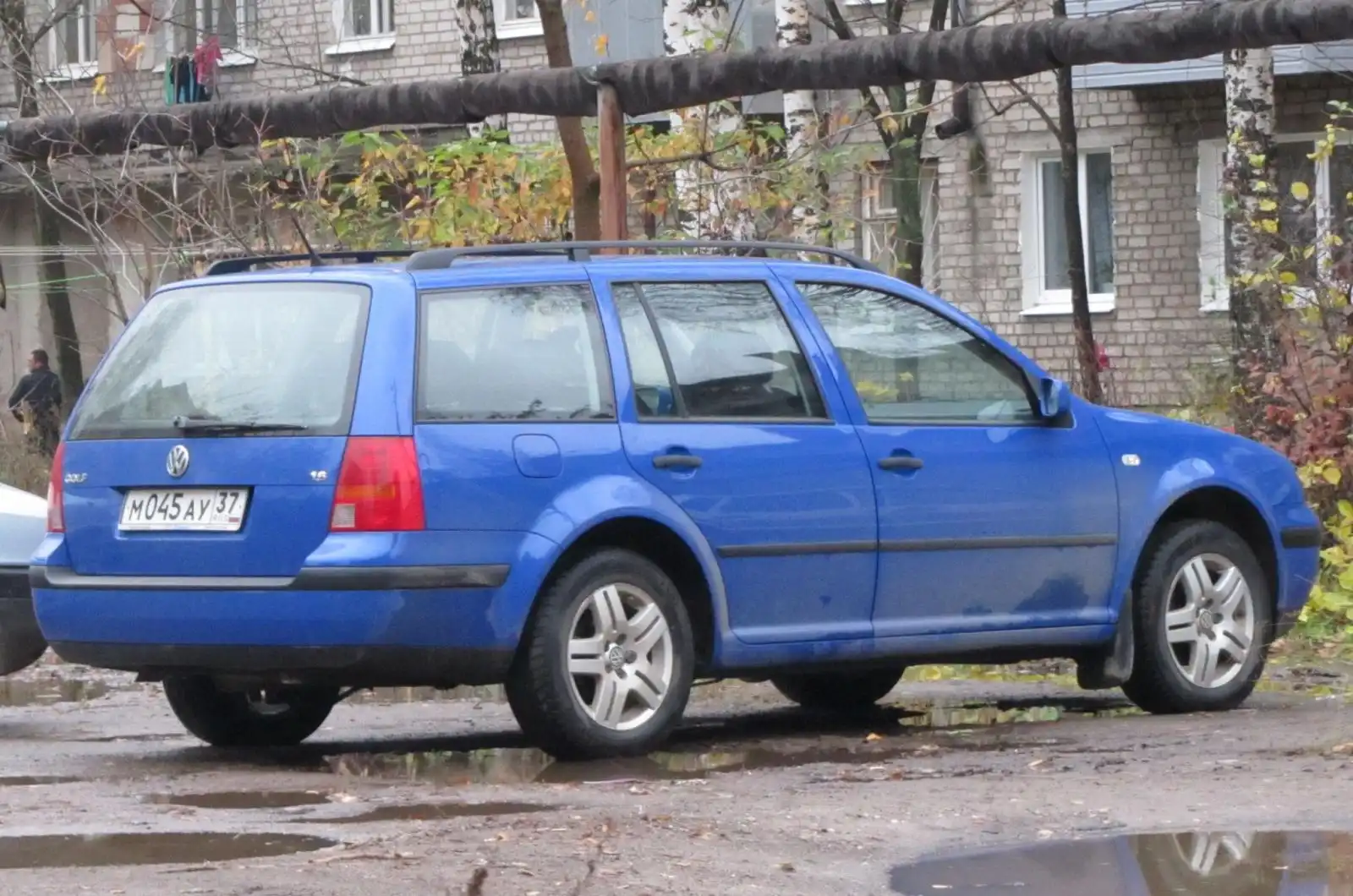 Фото автомобиля VOLKSWAGEN GOLF, 2002 — госномер Т552НО198. Цвет: ГОЛУБОЙ